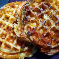 Enjoy this bacon jalapeno keto chaffle in just a few minutes! This is the perfect chaffle to spice it up! #chaffle #ketochaffle #lowcarb #keto