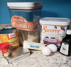 These simple ingredients are all you need to make a delicious keto pumpkin spice cake!